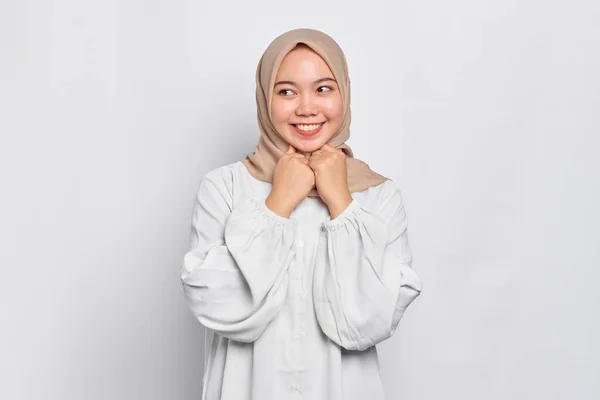 Glimlachen Jong Aziatisch Moslim Vrouw Wrijven Handen Kijken Zelfverzekerd Geïsoleerd — Stockfoto
