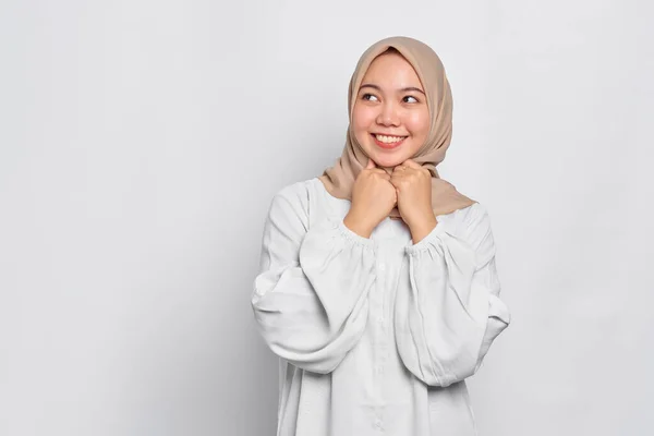 微笑着的年轻的亚洲穆斯林妇女揉搓着双手 在苍白的背景下显得自信而孤独 — 图库照片