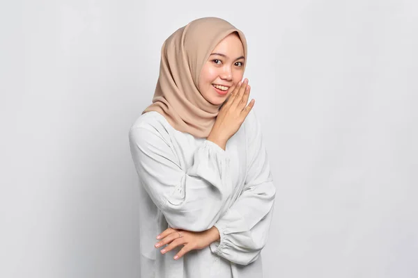 アジアのイスラム教徒の女性の手の肖像口の中に秘密を伝えるとささやくゴシップ白い背景に隔離 — ストック写真
