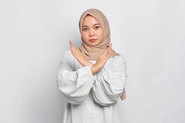 Σοβαρή Νεαρή Μουσουλμάνα Ασιάτισσα Γυναίκα Διασχίζει Χέρια Κάνει Στάση Χειρονομία — Φωτογραφία Αρχείου