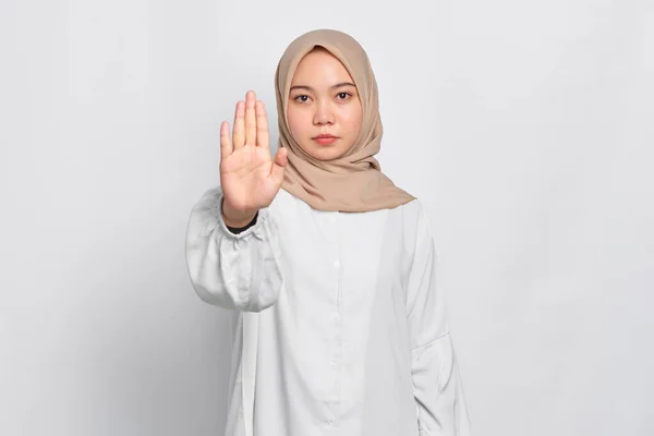 Poważny Młody Azjatycki Muzułmanin Kobieta Stoi Wyciągniętą Ręką Pokazując Stop — Zdjęcie stockowe