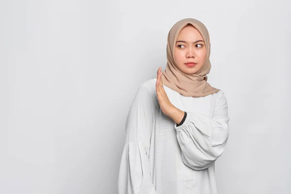 Ernstige Jonge Aziatische Moslim Vrouw Maakt Stop Gebaar Toont Afwijzing — Stockfoto