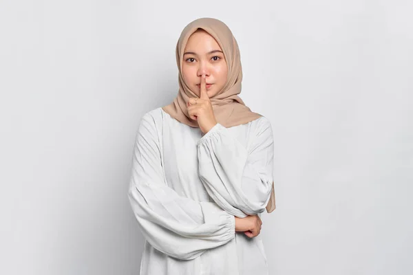 Серьезные Молодые Азиатские Мусульманки Показывают Молчание Жест Пальцем Изолированы Белом — стоковое фото
