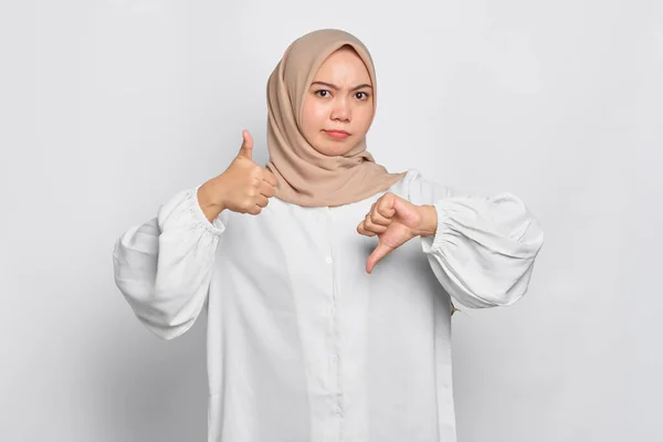 Σοβαρή Νεαρή Μουσουλμάνα Ασιάτισσα Δείχνει Τους Αντίχειρες Πάνω Κάτω Απόφαση — Φωτογραφία Αρχείου