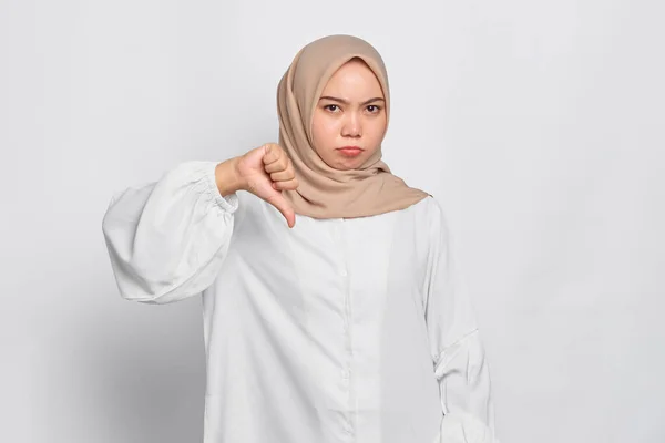 Irytująca Młody Azji Muzułmanin Kobieta Pokazując Kciuki Dół Białym Tle — Zdjęcie stockowe