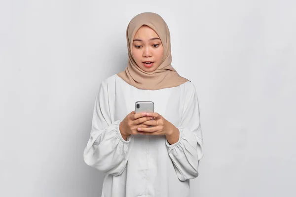 Incrível Jovem Mulher Muçulmana Asiática Usando Telefone Celular Recebeu Boas — Fotografia de Stock