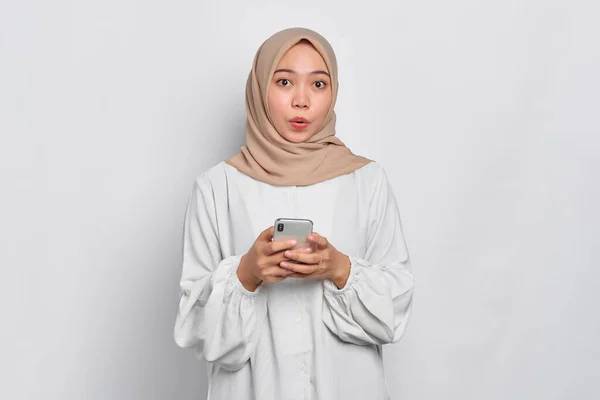 Sorprendido Joven Mujer Musulmana Asiática Usando Teléfono Móvil Mirando Cámara — Foto de Stock