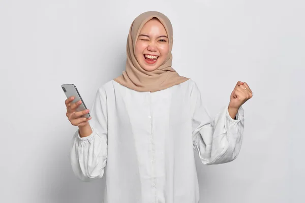 Heyecanlı Genç Asyalı Müslüman Kadın Cep Telefonu Kullanıyor Başarıyı Kutluyor — Stok fotoğraf