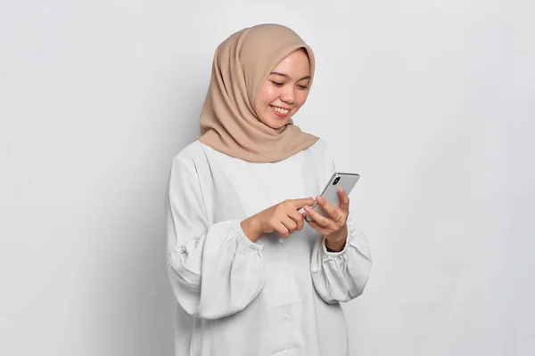 Sorridente Giovane Asiatica Donna Musulmana Utilizzando Telefono Cellulare Ricevuto Buone — Foto Stock