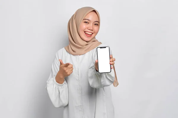 Spännande Ung Asiatisk Muslimsk Kvinna Visar Mobiltelefon Tom Skärm Rekommendera — Stockfoto