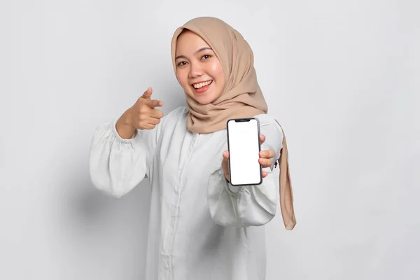 Ενθουσιασμένη Νεαρή Μουσουλμάνα Ασιάτισσα Δείχνει Κινητό Τηλέφωνο Κενή Οθόνη Συνιστώντας — Φωτογραφία Αρχείου