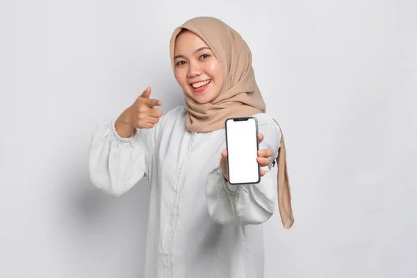 Excited Young Asian Muslim Woman Showing Mobile Phone Blank Screen — Stock Photo, Image