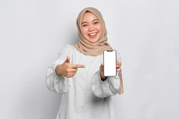 Sorrindo Jovem Mulher Muçulmana Asiática Mostrando Celular Tela Branco Recomendando — Fotografia de Stock