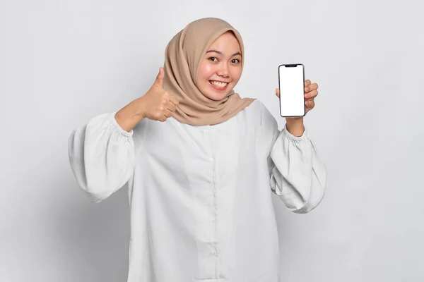 Glada Unga Asiatiska Muslimska Kvinna Visar Mobiltelefon Tom Skärm Rekommendera — Stockfoto