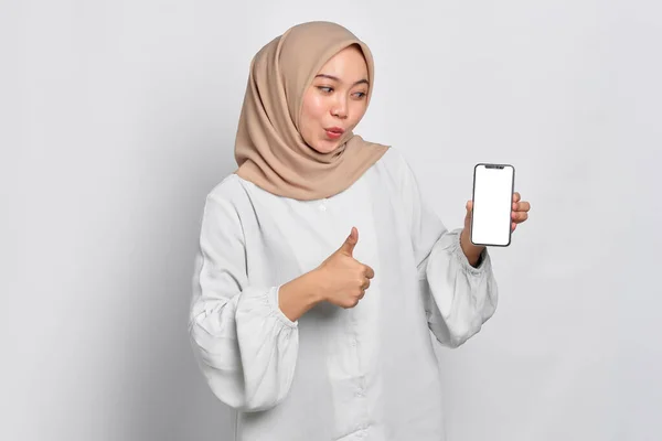 Fantastiska Unga Asiatiska Muslimska Kvinna Visar Mobiltelefon Tom Skärm Rekommendera — Stockfoto