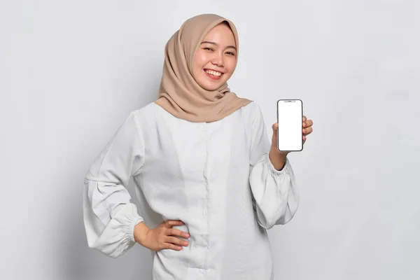 Χαμογελώντας Νεαρή Μουσουλμάνα Ασιάτισσα Δείχνει Κινητό Τηλέφωνο Κενή Οθόνη Συνιστώντας — Φωτογραφία Αρχείου