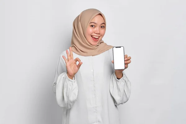 Sorrindo Jovem Mulher Muçulmana Asiática Mostrando Celular Tela Branco Recomendando — Fotografia de Stock