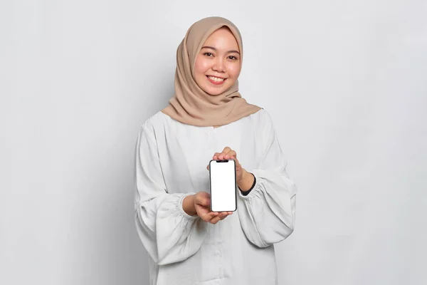 Gülümseyen Asyalı Müslüman Kadın Cep Telefonu Boş Ekranı Gösteriyor Beyaz — Stok fotoğraf