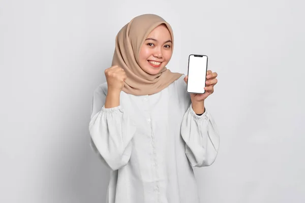 Spännande Ung Asiatisk Muslimsk Kvinna Visar Mobiltelefon Tom Skärm Rekommendera — Stockfoto