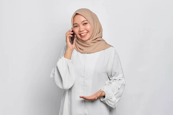 Smiling Young Asian Muslim Woman Talking Mobile Phone Isolated White — Stok Foto