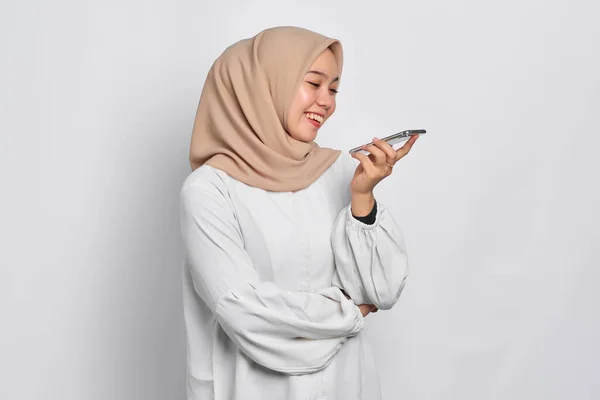 Glimlachen Jong Aziatisch Moslim Vrouw Met Behulp Van Stem Assistent — Stockfoto