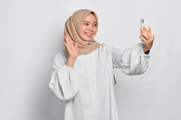 Vrolijke Jonge Aziatische Moslim Vrouw Doet Selfie Shot Mobiele Telefoon — Stockfoto