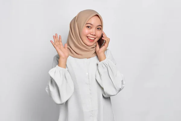 Sorrindo Jovem Mulher Muçulmana Asiática Falando Telefone Celular Isolado Sobre — Fotografia de Stock