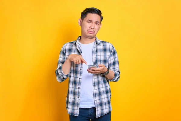 Decepcionado Joven Asiático Hombre Camisa Cuadros Utilizando Teléfono Móvil Reaccionando — Foto de Stock