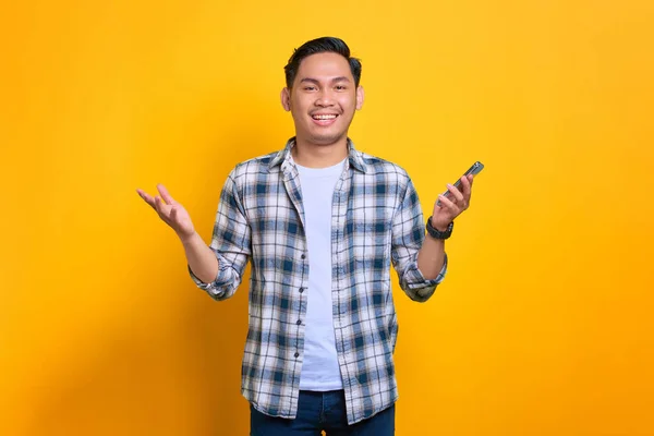 Alegre Joven Asiático Hombre Camisa Cuadros Celebrando Éxito Con Teléfono — Foto de Stock