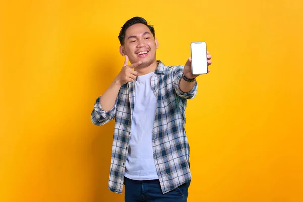 Задоволений Молодим Азіатом Сорочці Фанери Який Показує Мобільний Телефон Порожній — стокове фото