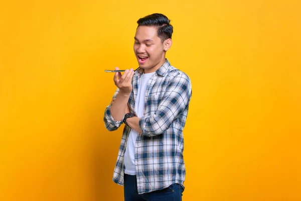Alegre Joven Asiático Hombre Camisa Cuadros Utilizando Asistente Voz Teléfono — Foto de Stock