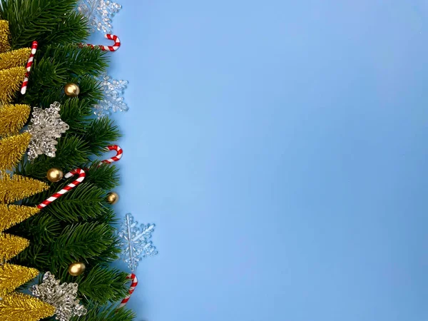 Рождественские Украшения Листья Сосны Золотые Шарики Снежинки Красные Ягоды Золотые — стоковое фото