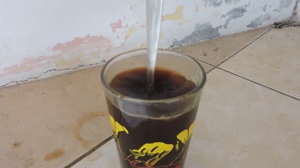 Een Kopje Geroerde Zwarte Koffie — Stockvideo