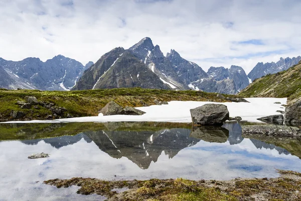 Hermoso Valle Del Río Sakukan Medio Sobre Telón Fondo Cordillera — Foto de Stock