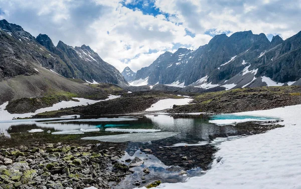 Hermoso Valle Del Río Sakukan Medio Sobre Telón Fondo Cordillera — Foto de Stock