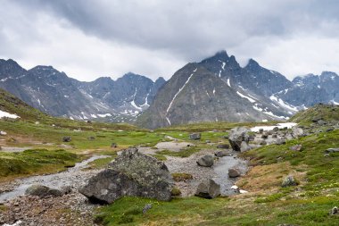 Orta Sakukan nehrinin güzel vadisi Kodar dağ sırasının arka planına karşı. Trans-Baykal Bölgesi, Kodar Ulusal Parkı