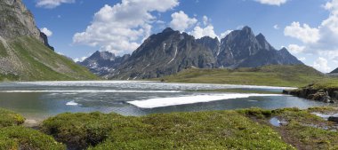 Kodar dağlarının arka planında güzel bir dağ gölü. Trans-Baykal Bölgesi, Kodar Ulusal Parkı. 