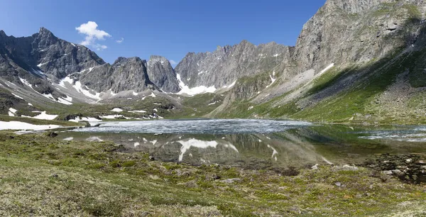 Hermoso Lago Montaña Sobre Fondo Las Montañas Kodar Territorio Trans — Foto de Stock