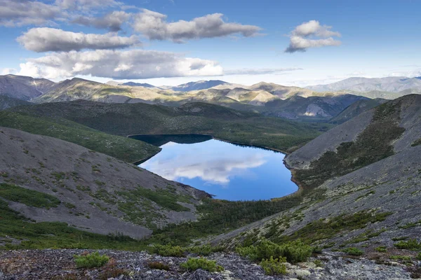 Rosja Region Magadan Piękne Leśne Jezioro Tle Pasma Górskiego Big — Zdjęcie stockowe