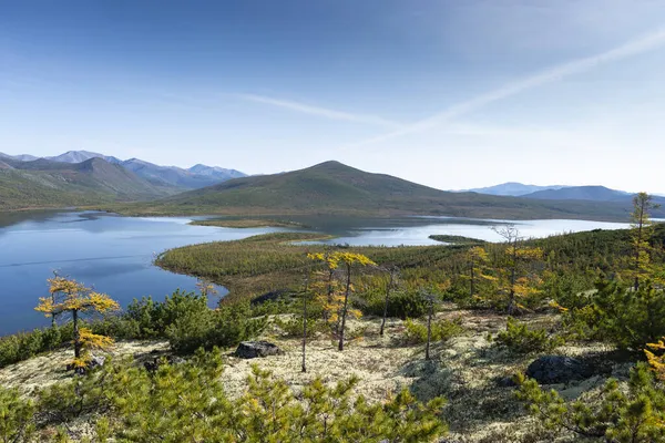 Rússia Região Magadan Belo Lago Florestal Contra Pano Fundo Cadeia — Fotografia de Stock