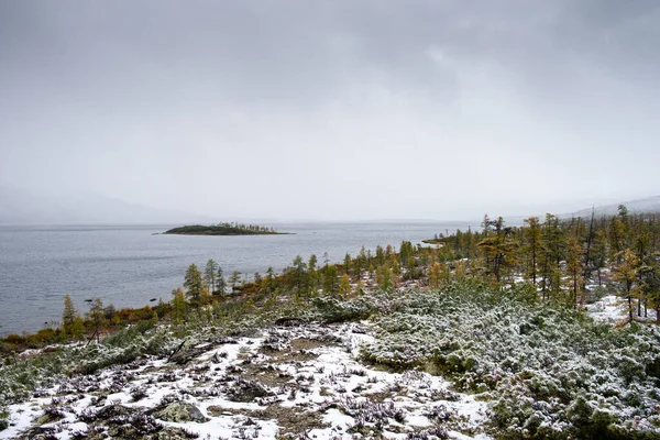 Rússia Região Magadan Belo Lago Floresta Contra Costas — Fotografia de Stock