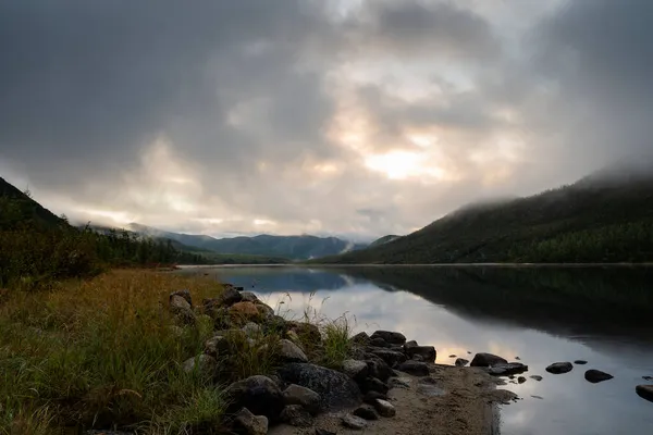 Rússia Região Magadan Belo Lago Florestal Contra Pano Fundo Cadeia — Fotografia de Stock