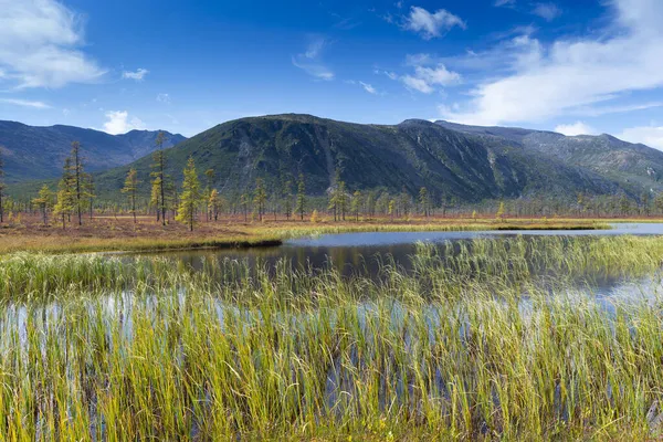 Lago Contra Pano Fundo Cadeia Montanhosa Big Anngachak — Fotografia de Stock