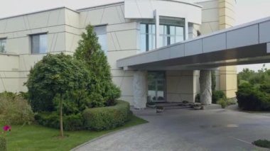 Köşkün ön girişi taştan sütunlarla kaplıydı.