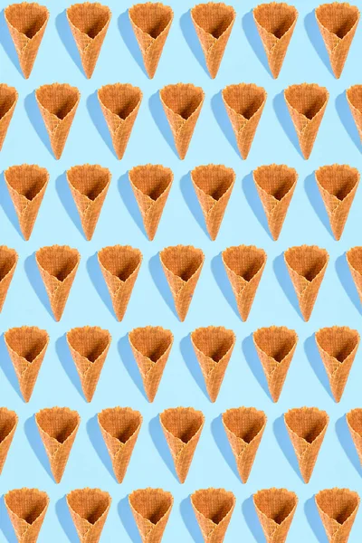 用于冰淇淋的糖华夫饼锥形图案排列在薄荷背景上.带有复制空间的图像可作为糖果菜单设计的背景 — 图库照片