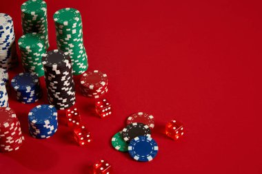 Poker fişleri kırmızı zemin üzerine. Farklı poker fişleri grubudur. Casino arka plan.