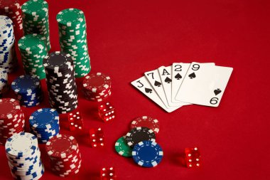 Kumarhane kumarhanesi poker ekipmanları ve eğlence konsepti. Kırmızı arka planda kart ve fiş oyunlarının kapanışı. Sifonu çek