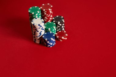 Poker fişleri kırmızı zemin üzerine. Farklı poker fişleri grubudur. Casino arka plan.
