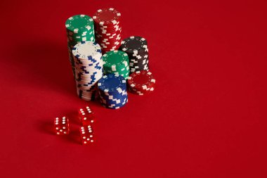 Poker fişleri kırmızı zemin üzerine. Farklı poker fişleri grubudur. Casino arka plan.