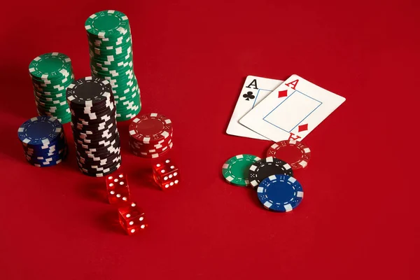 Pokermarker och ess på röd bakgrund. Grupp av olika pokermarker. Casino bakgrund. — Stockfoto